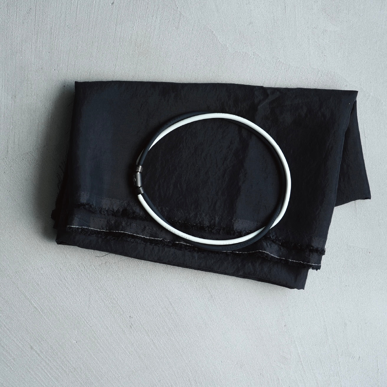 【限定100本受注枠】パワードギア DualMag ネックレス/ WHITE/BLACK